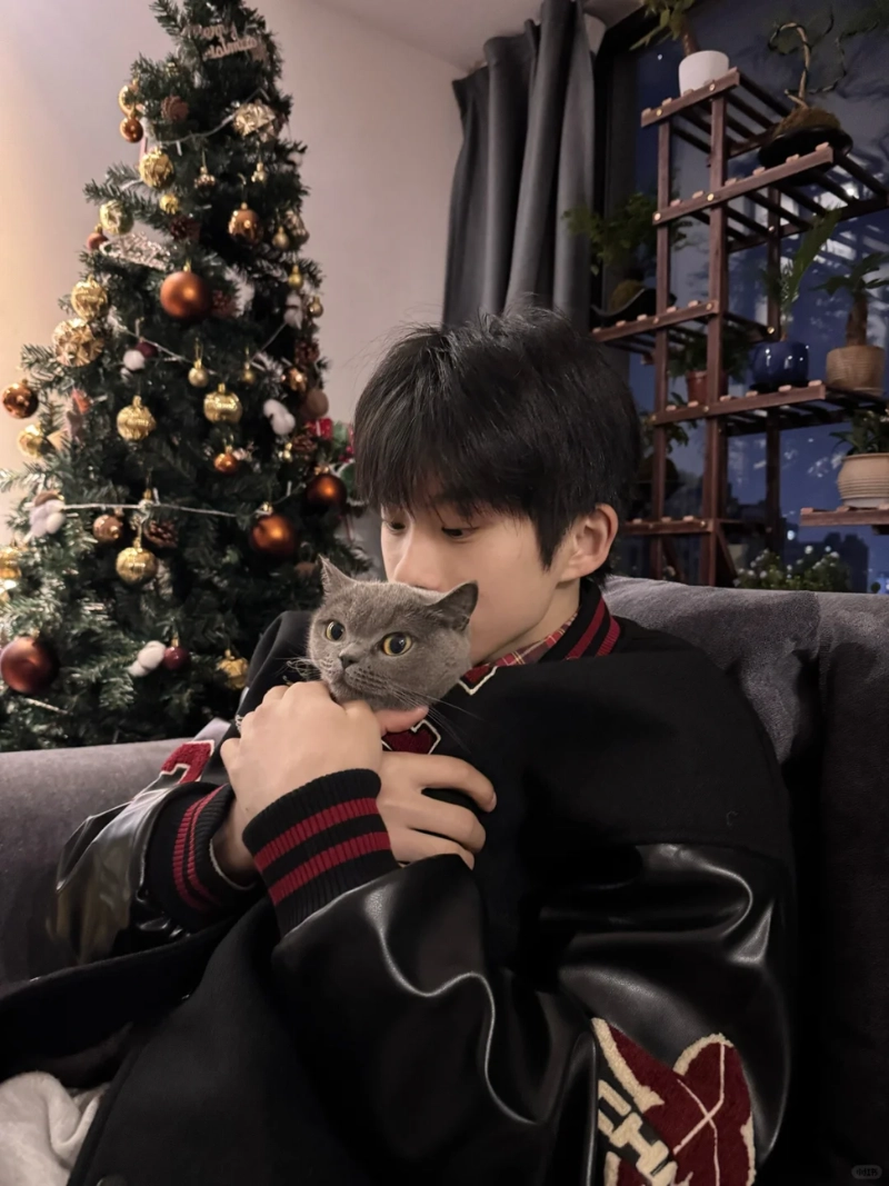 ảnh trai đẹp ôm mèo