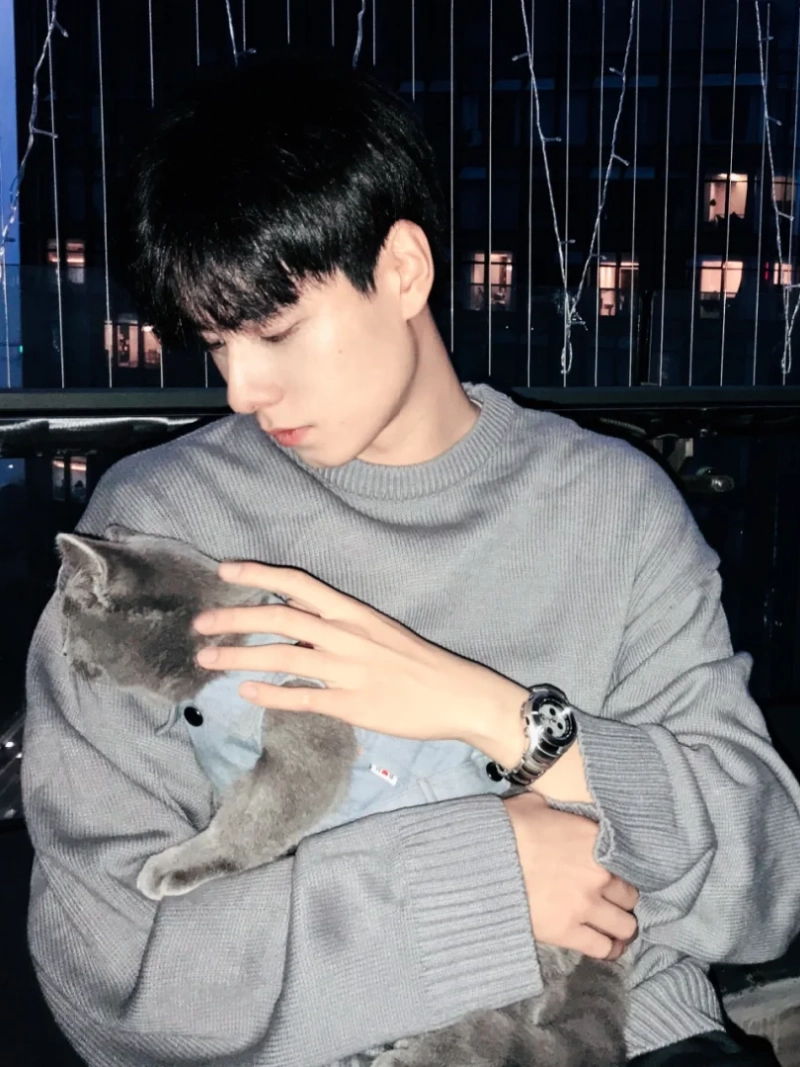 ảnh trai đẹp ôm mèo