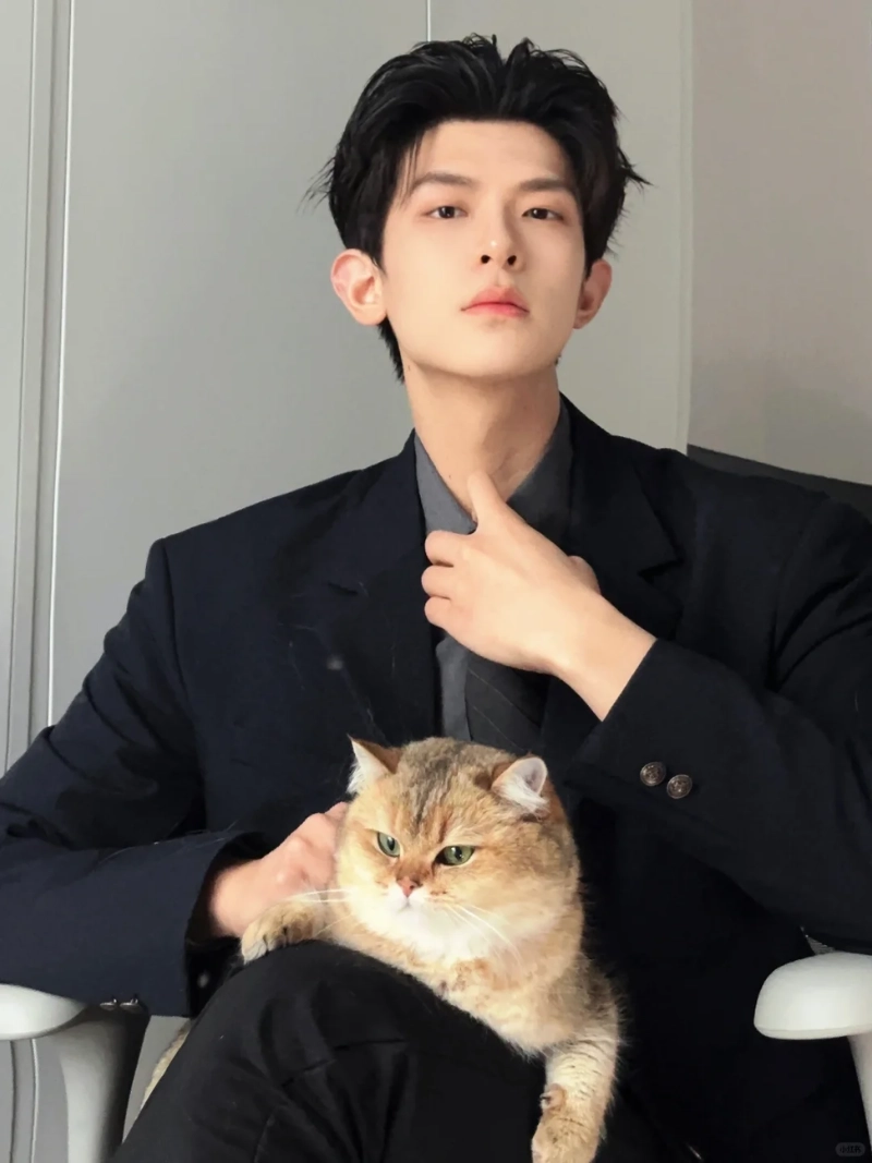 ảnh trai đẹp ôm mèo