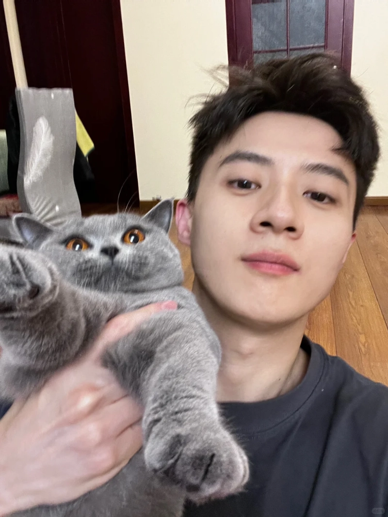 ảnh trai đẹp ôm mèo