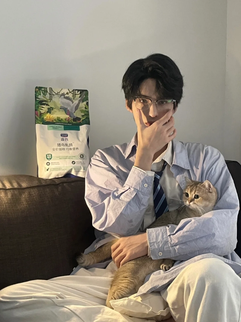 ảnh trai đẹp ôm mèo