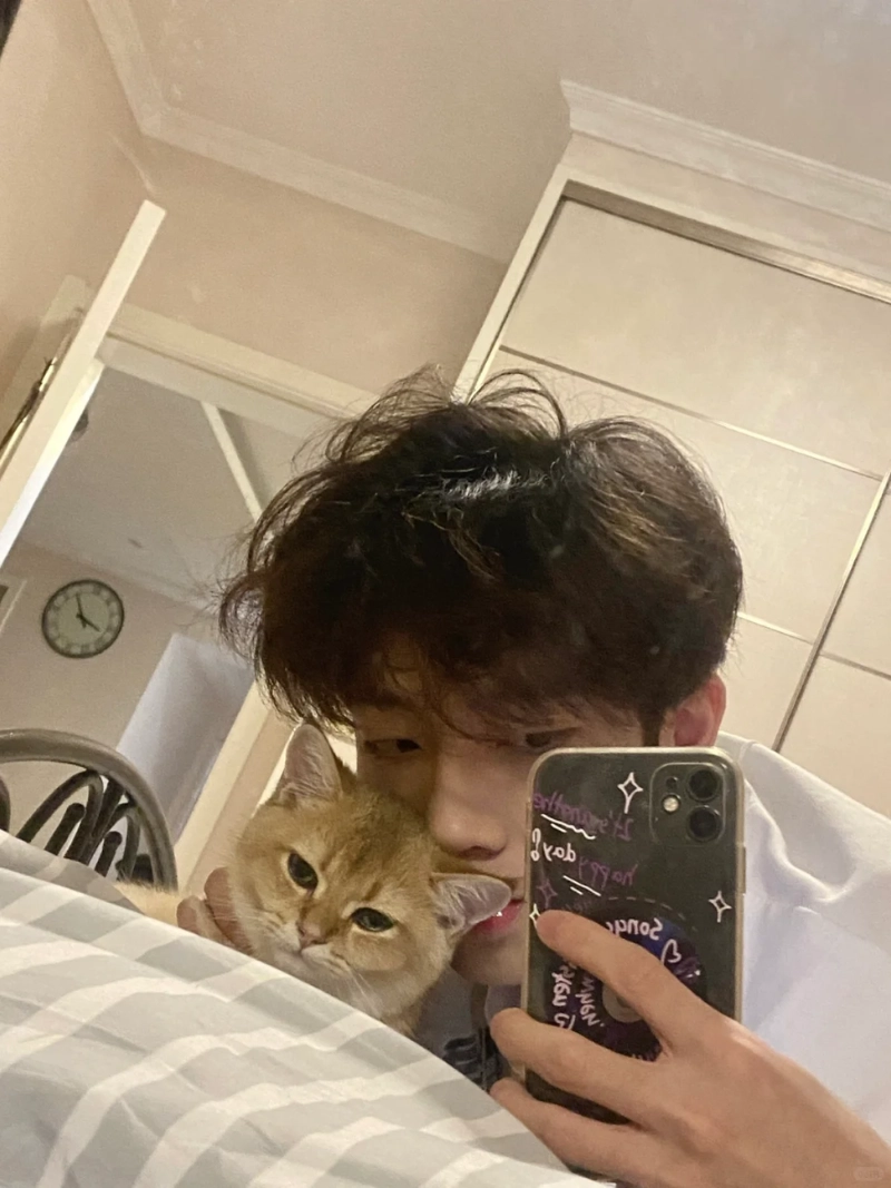 ảnh trai đẹp ôm mèo