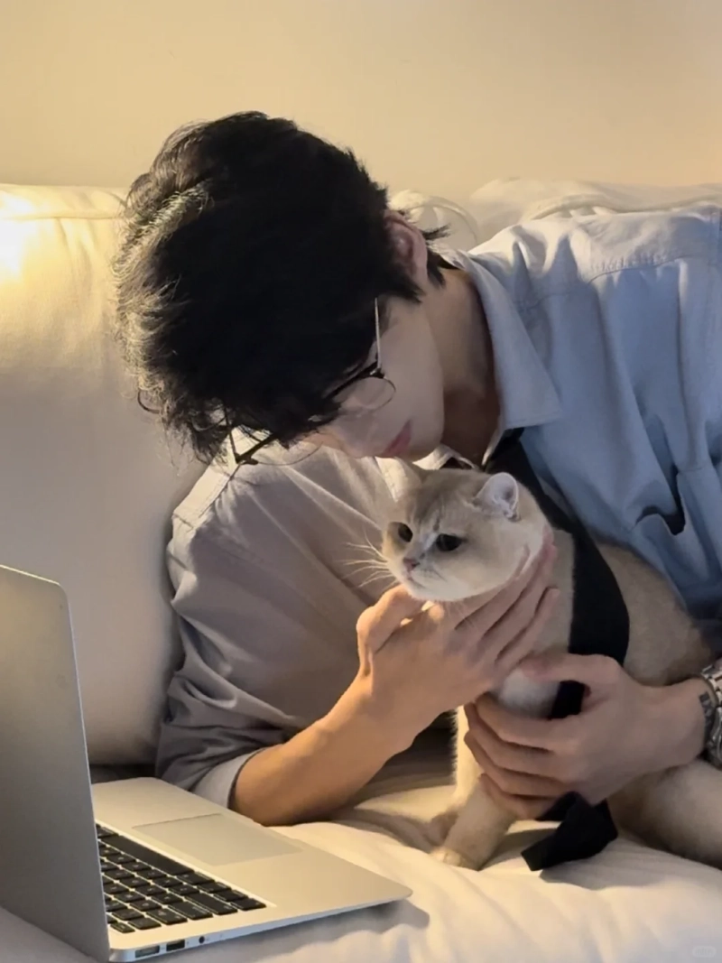 ảnh trai đẹp ôm mèo