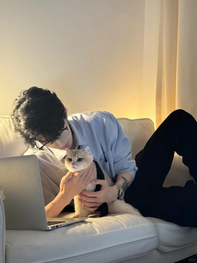 ảnh trai đẹp ôm mèo