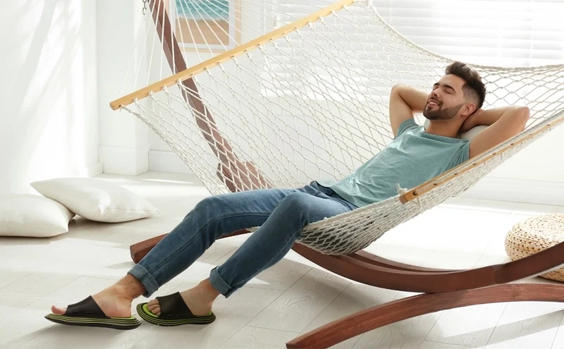 Ảnh trai nằm võng với tư thế thoải mái tận hưởng