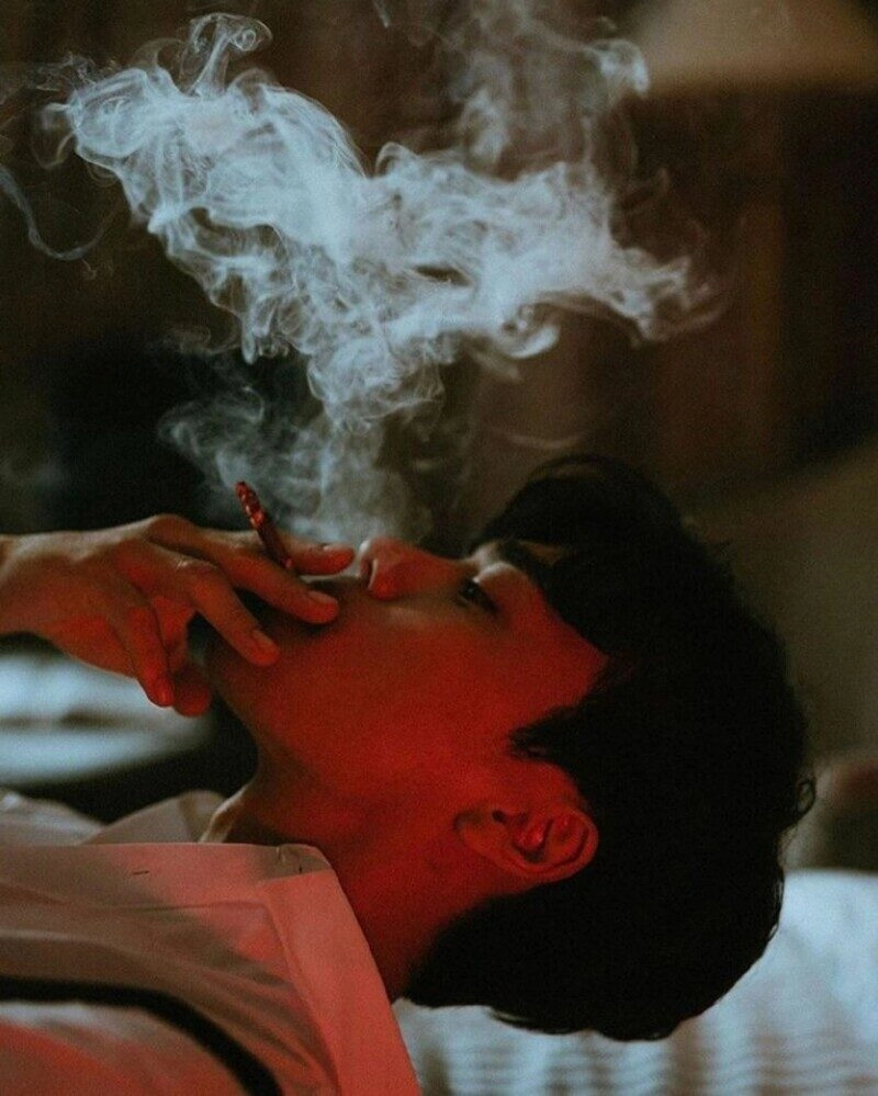 hình ảnh nam buồn hút thuốc