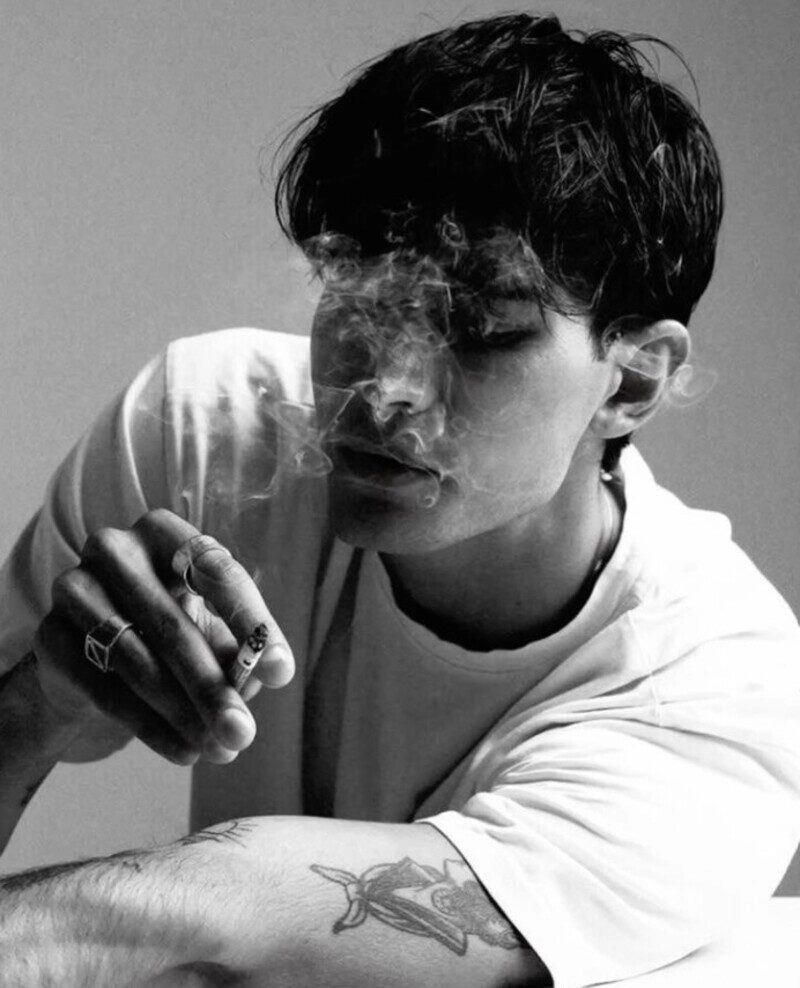 hình ảnh nam hút thuốc ngầu