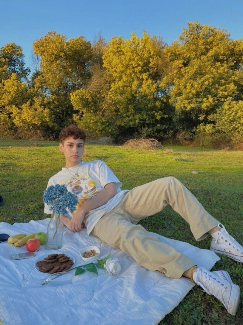 hình ảnh nằm trên bãi cỏ