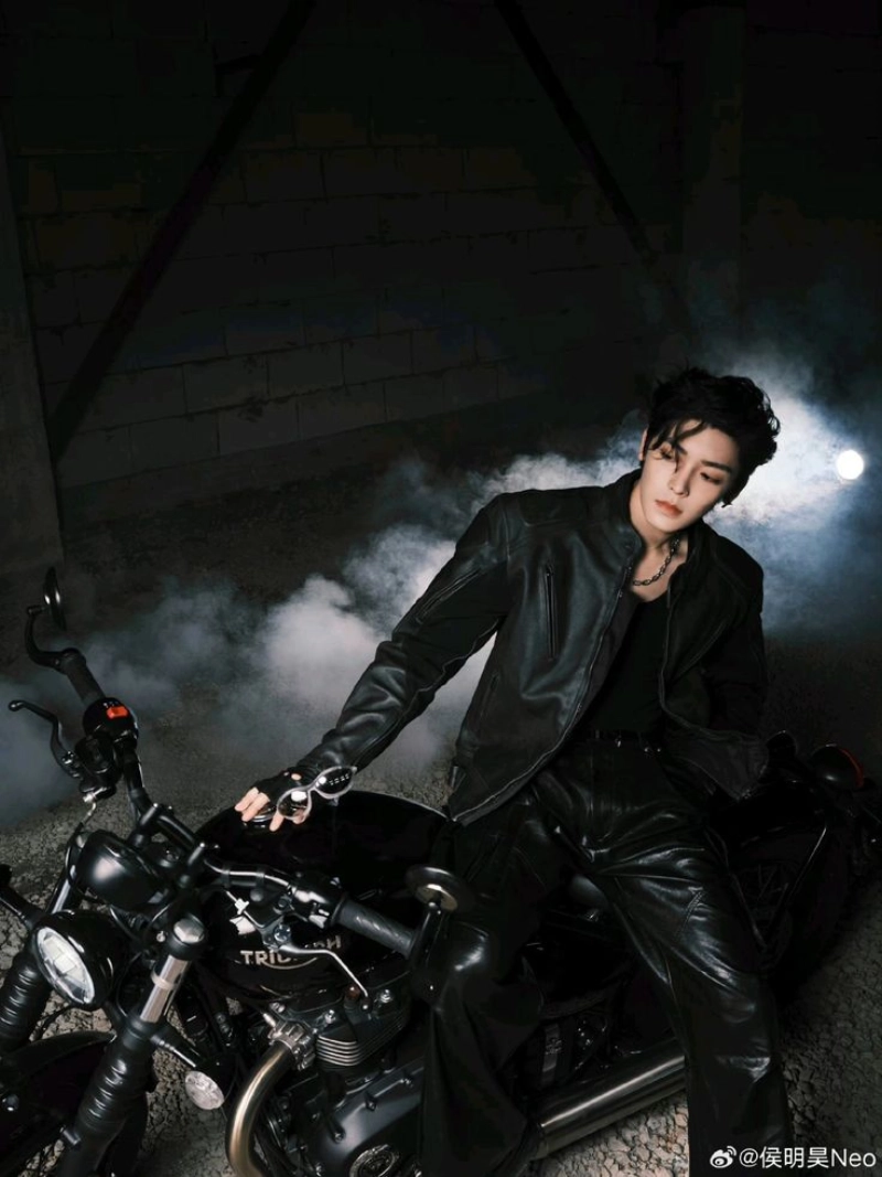 ảnh nam mặc đồ đen ngầu