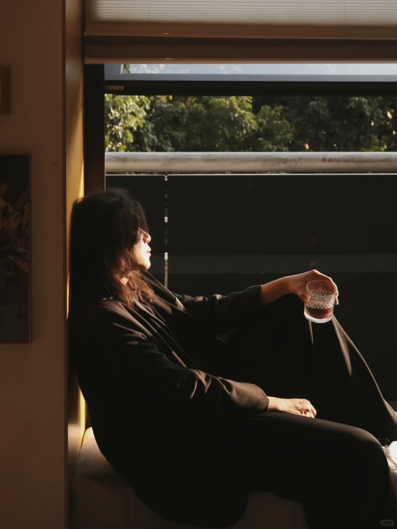 ảnh nam ngồi buồn