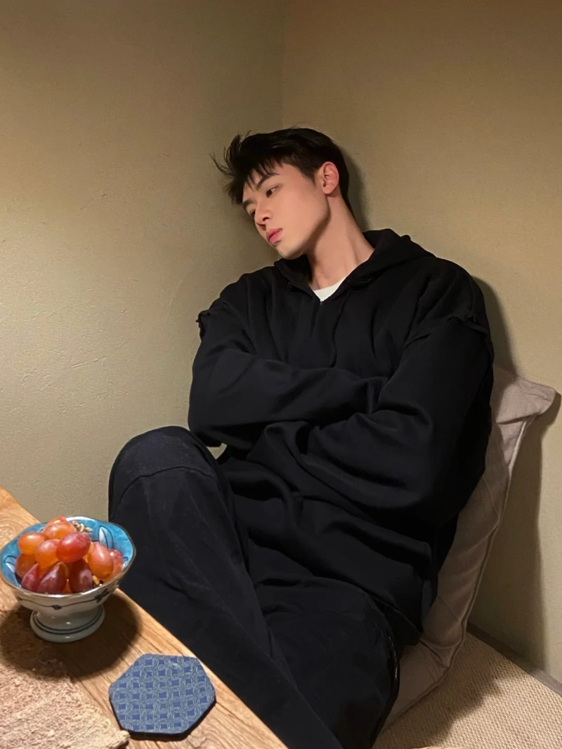 ảnh nam ngồi buồn