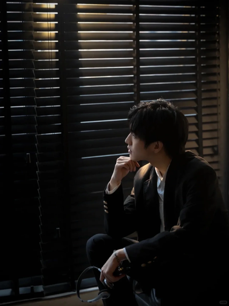 ảnh nam ngồi buồn