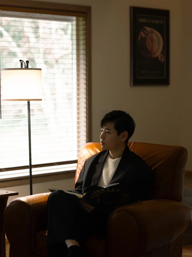 ảnh nam ngồi buồn