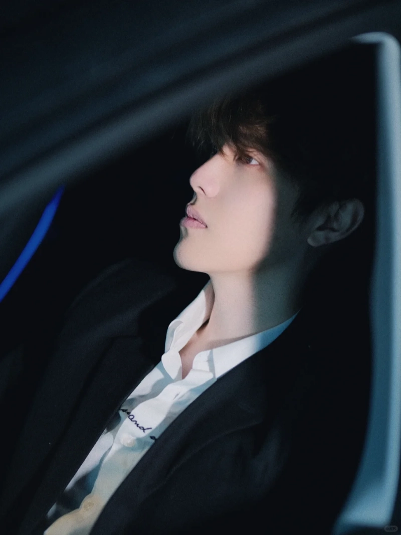 ảnh nam ngồi buồn