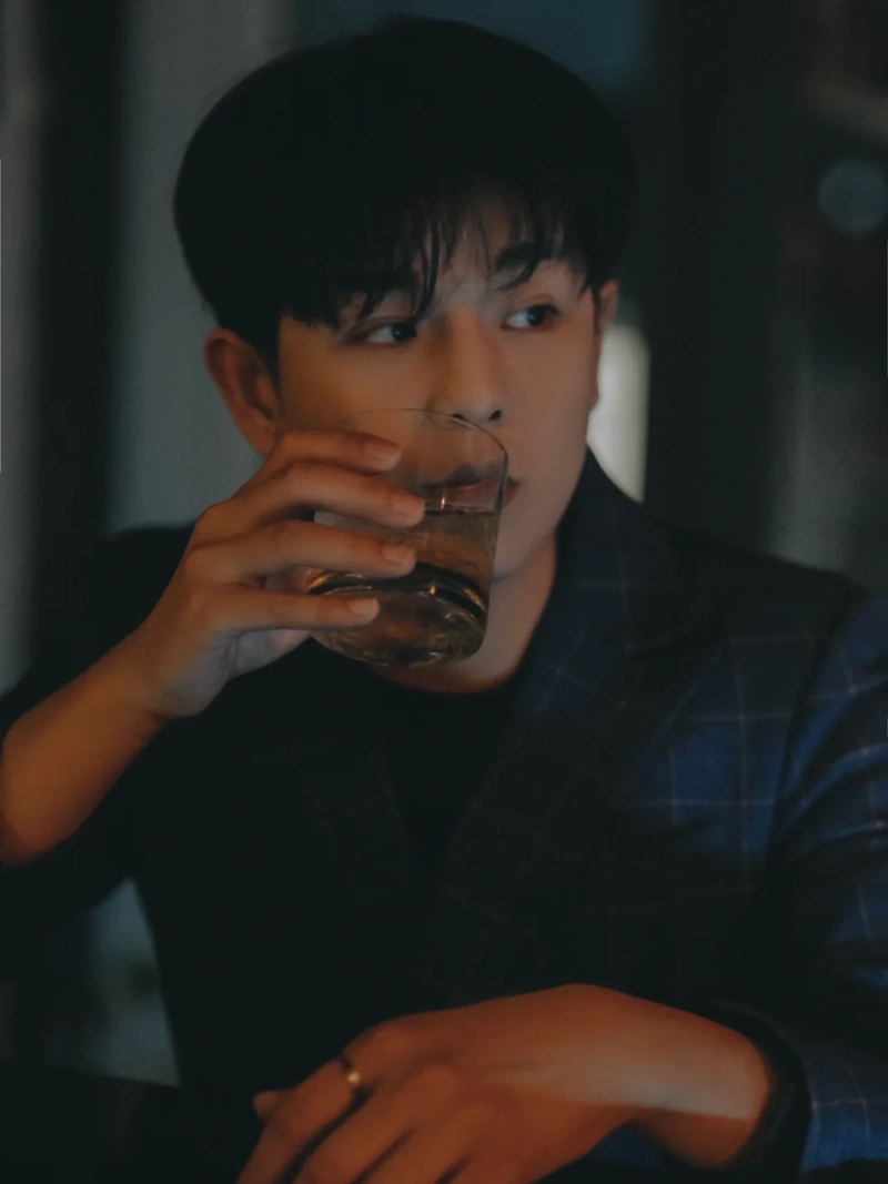 ảnh nam ngồi buồn