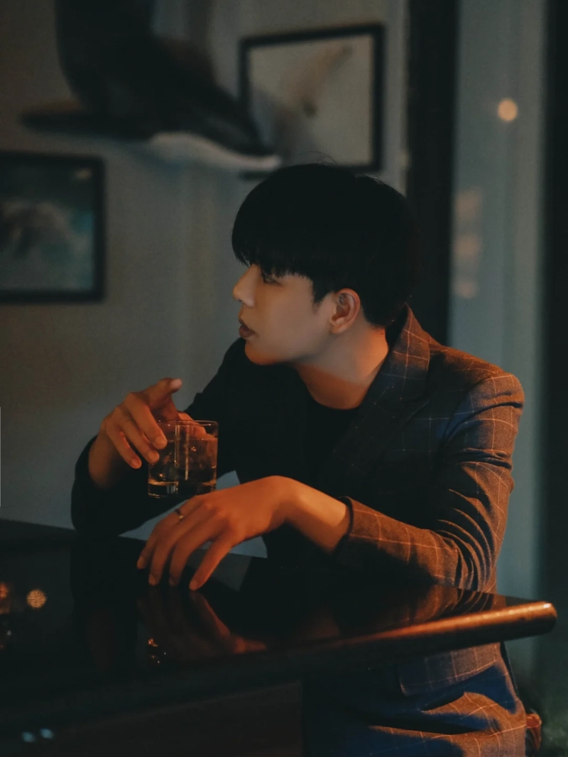 ảnh nam ngồi buồn