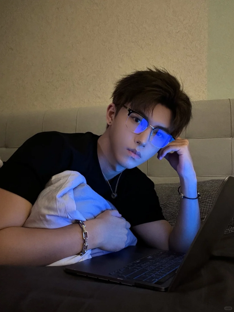 ảnh nam ngồi buồn