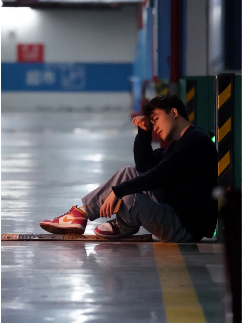 ảnh nam ngồi buồn