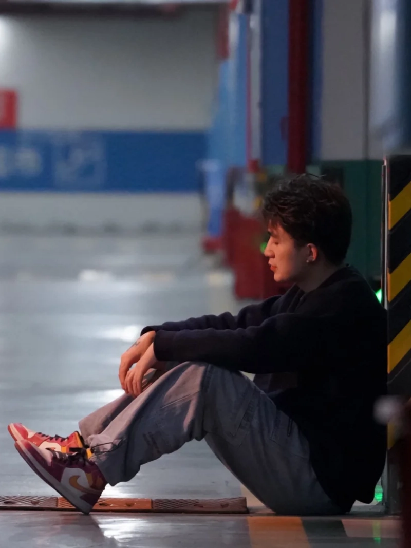 ảnh nam ngồi buồn