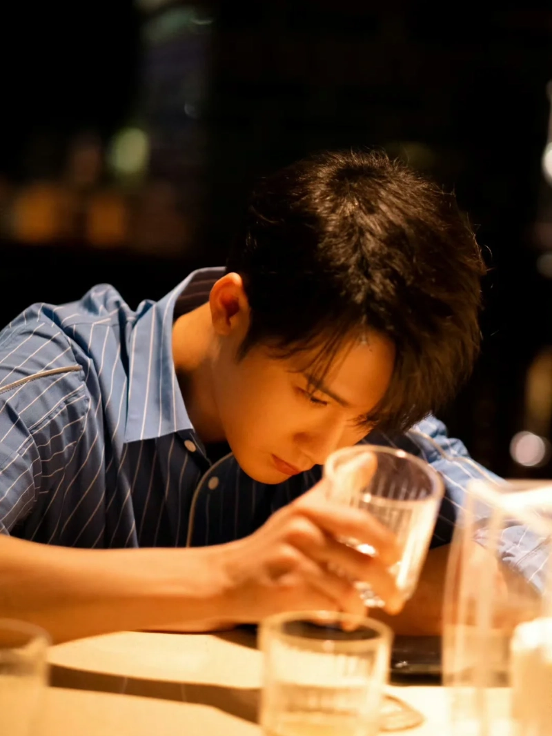 ảnh nam ngồi buồn