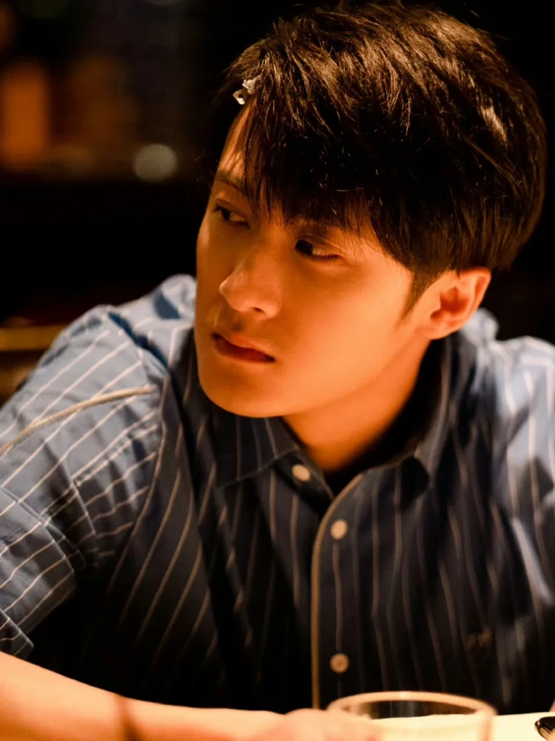 ảnh nam ngồi buồn