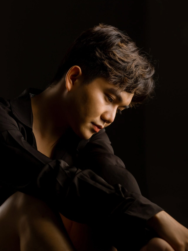 ảnh nam ngồi buồn