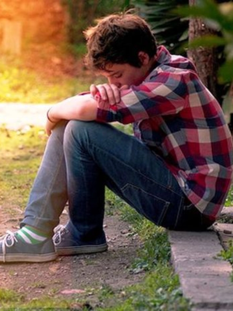 ảnh nam ngồi buồn