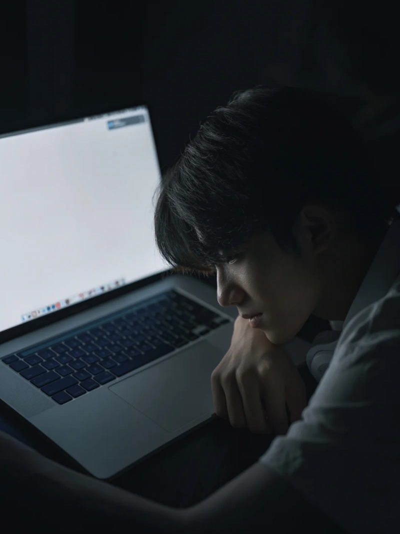 ảnh nam ngồi buồn