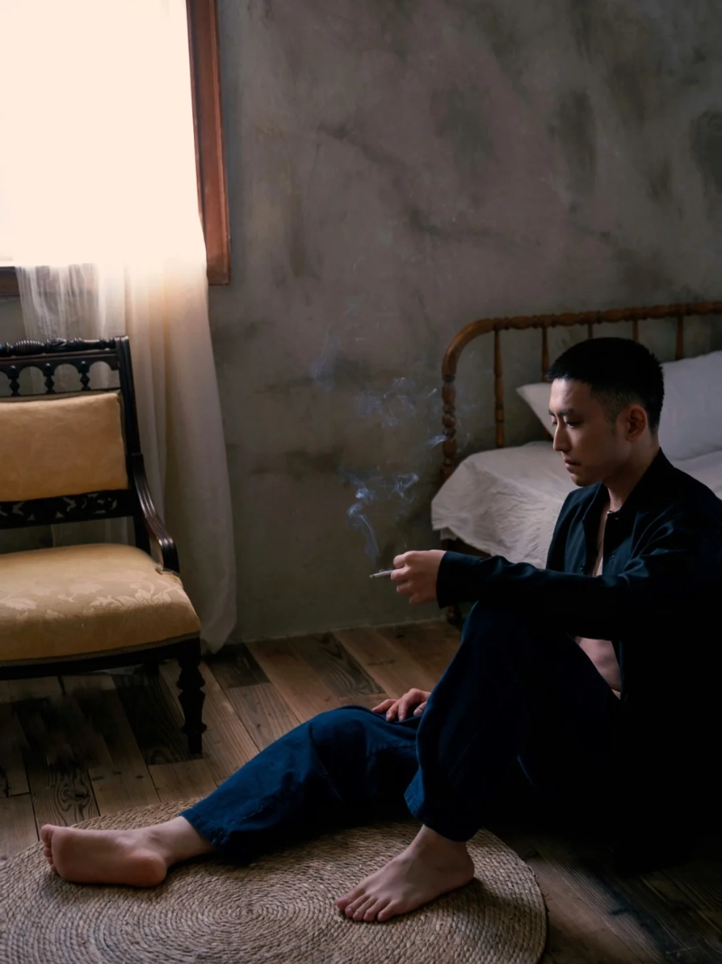 ảnh nam ngồi buồn