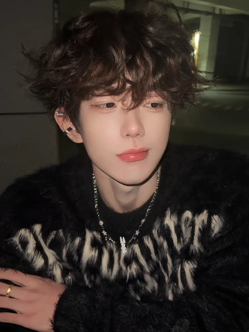 ảnh trai đẹp tóc xoăn