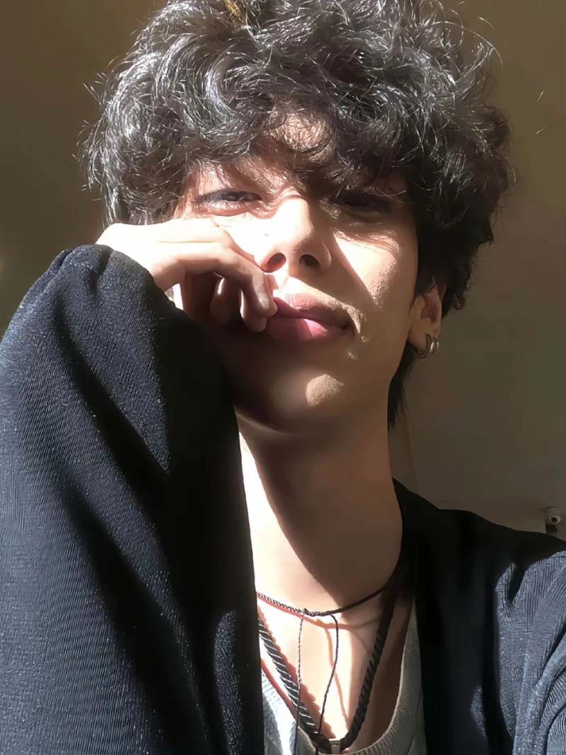 ảnh trai đẹp tóc xoăn