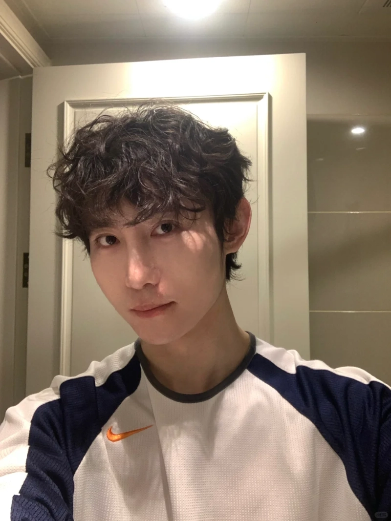 ảnh trai đẹp tóc xoăn