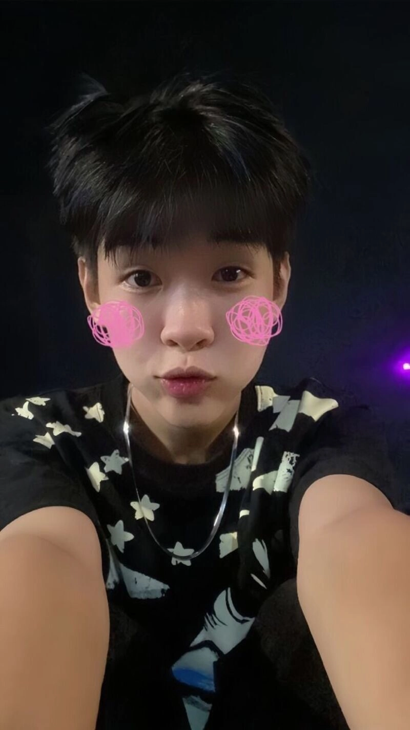 ảnh trai đẹp che miệng