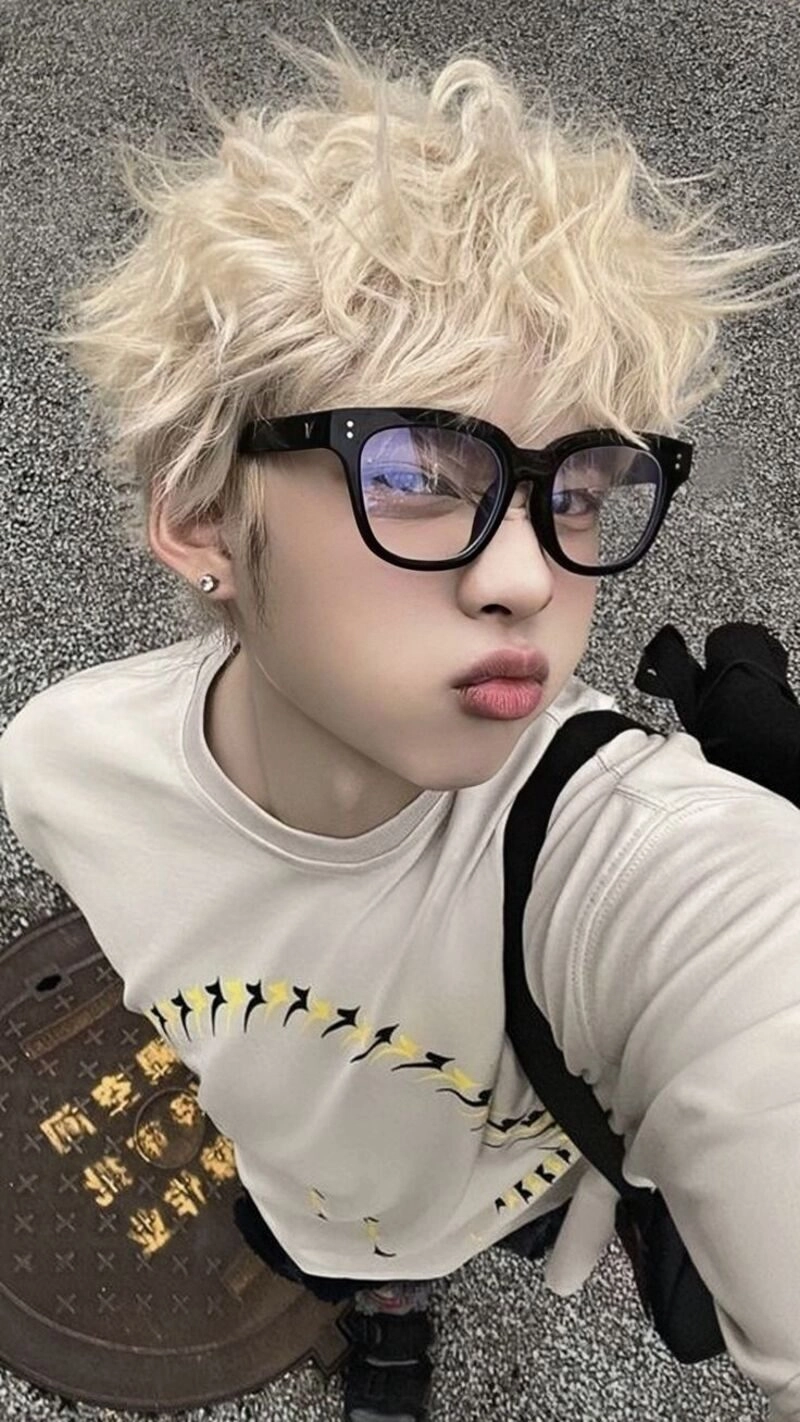 ảnh trai đẹp che miệng