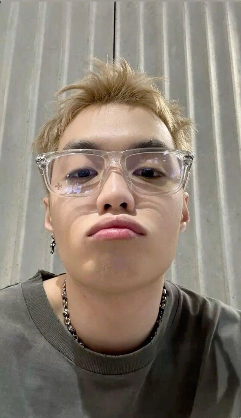 ảnh trai đẹp che mồm