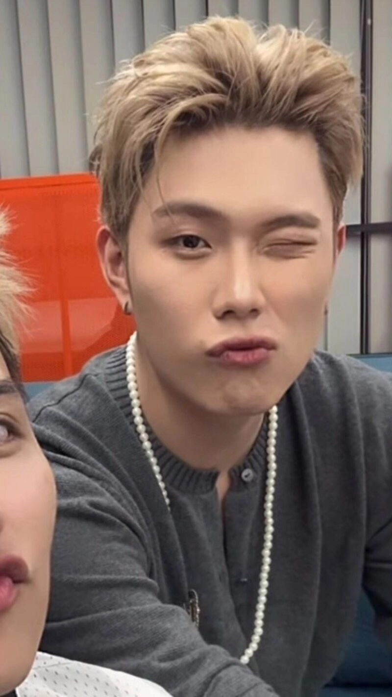 ảnh trai đẹp che mồm