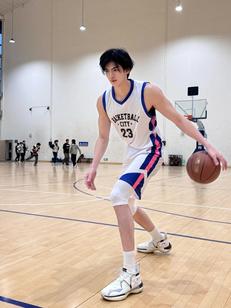 ảnh trai đẹp chơi bóng rổ