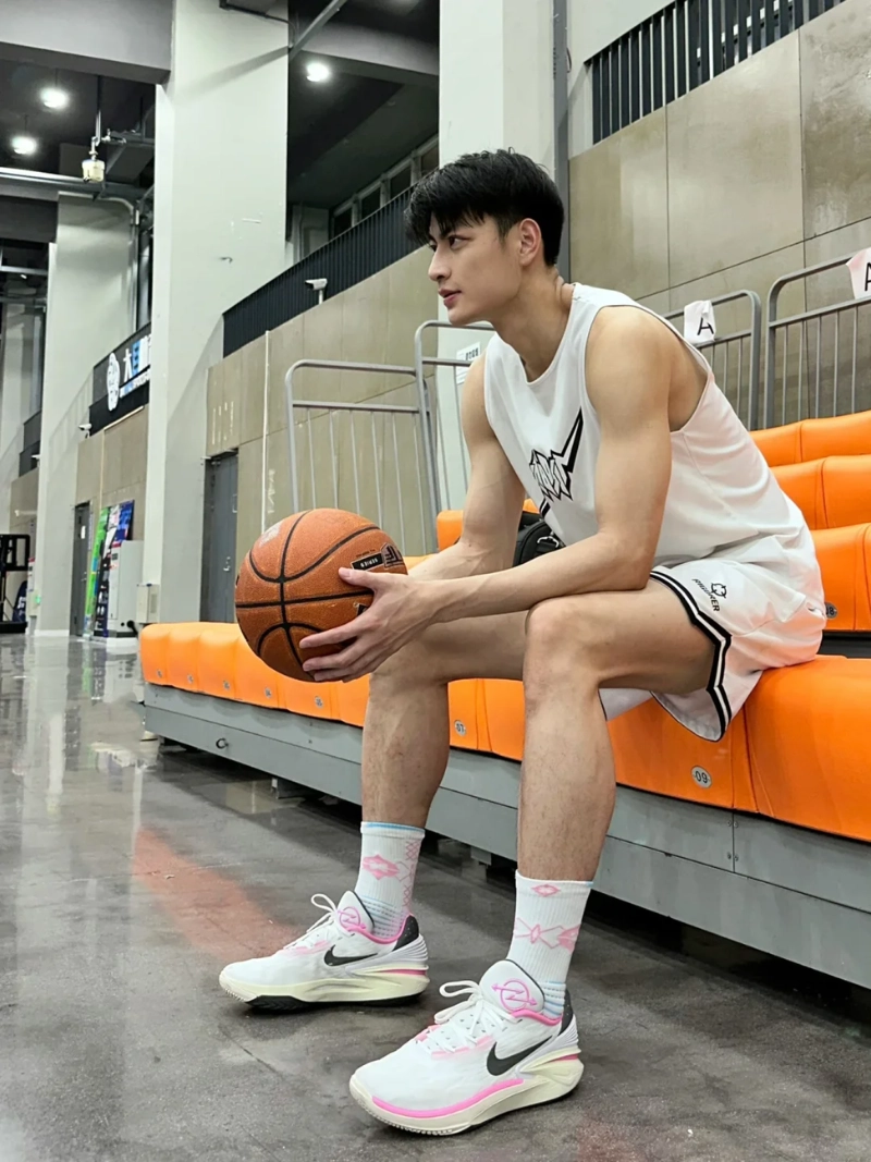 ảnh trai đẹp chơi bóng rổ