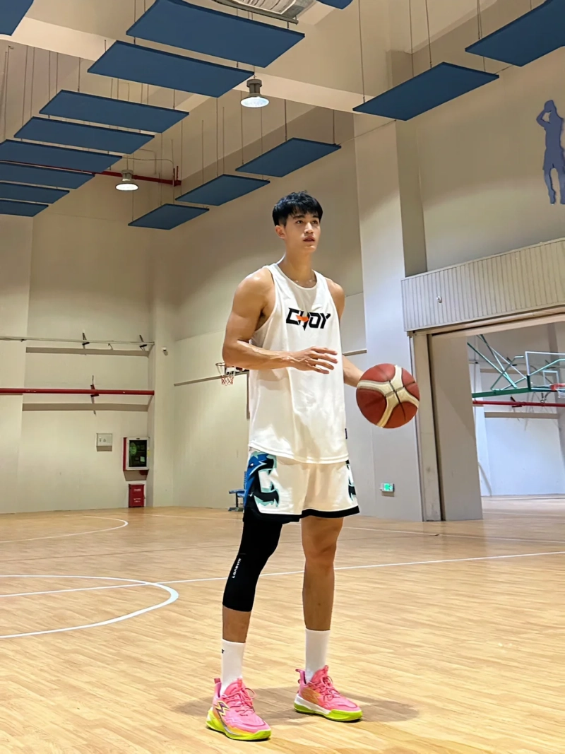 ảnh trai đẹp chơi bóng rổ