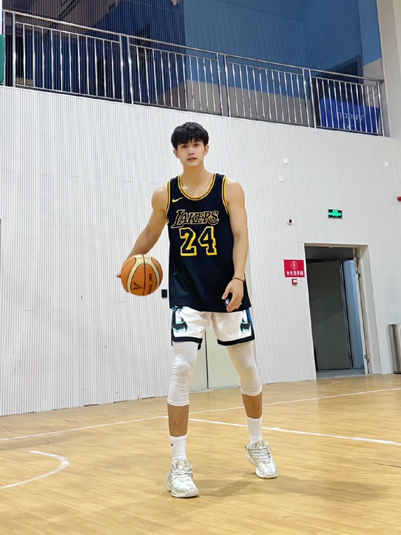 ảnh trai đẹp chơi bóng rổ