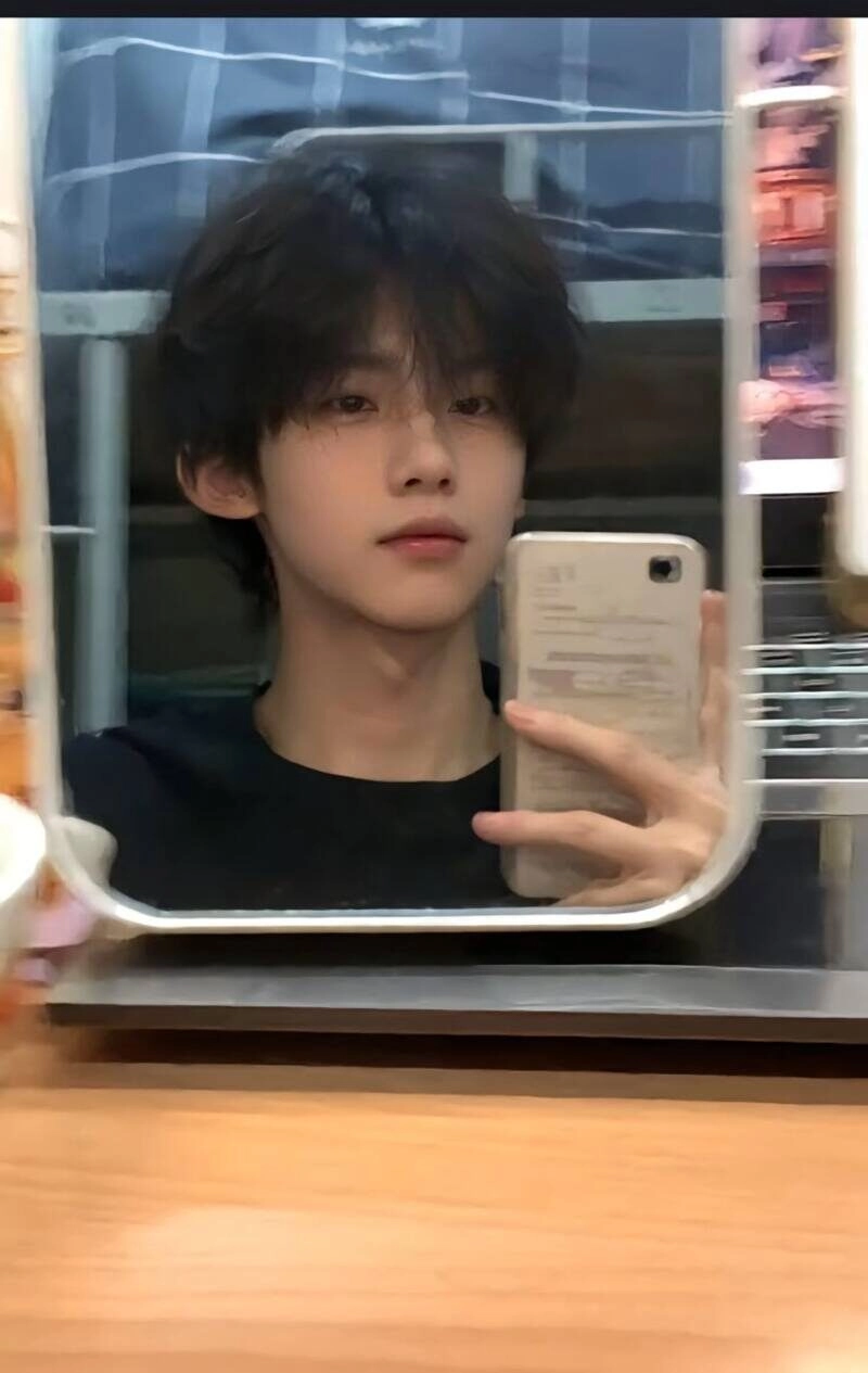 ảnh trai đẹp chụp trước gương