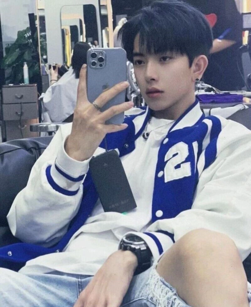 ảnh trai đẹp chụp trước gương