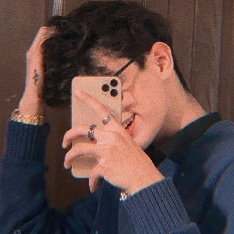 ảnh trai đẹp chụp trước gương