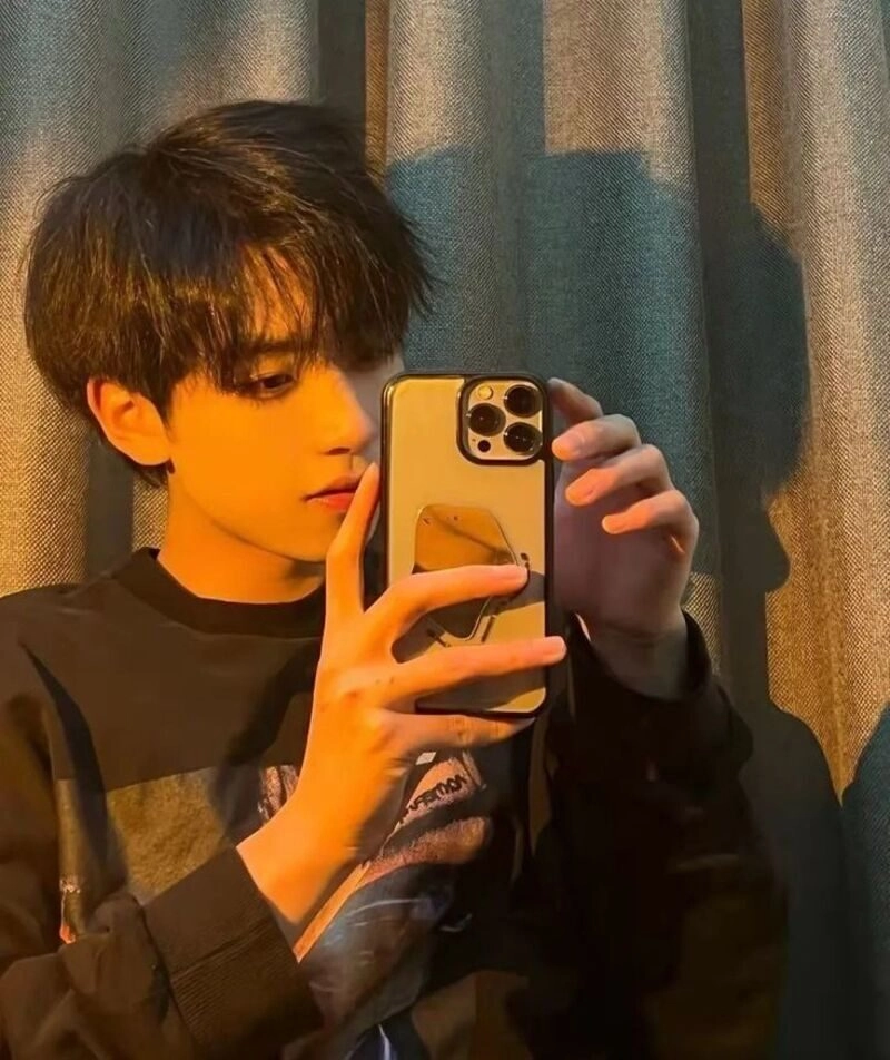 ảnh trai đẹp chụp trước gương