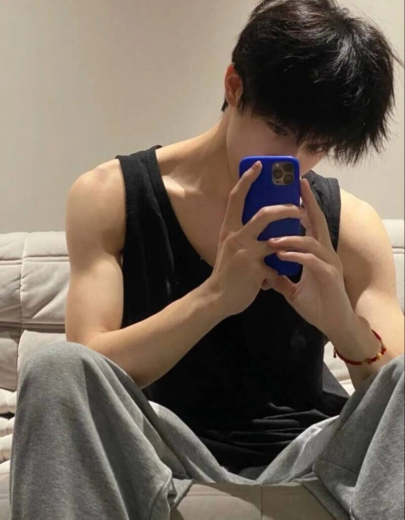 ảnh trai đẹp chụp trước gương