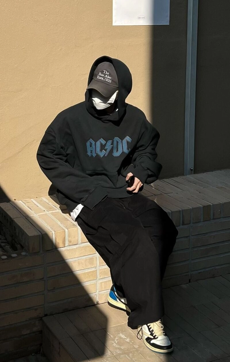 các tư thế chụp ảnh kỷ yếu đẹp cho nam