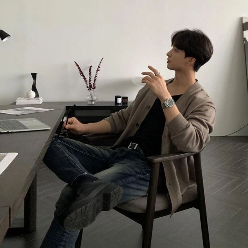 các tư thế chụp ảnh kỷ yếu đẹp cho nam