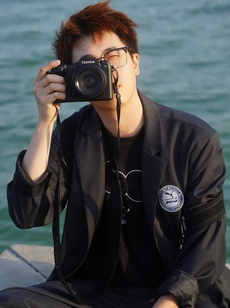 tạo dáng với máy ảnh nam