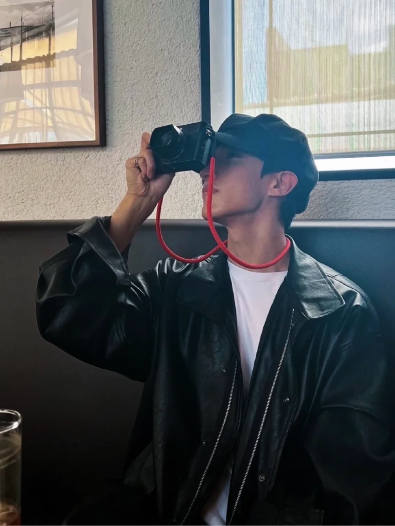 tạo dáng với máy ảnh nam