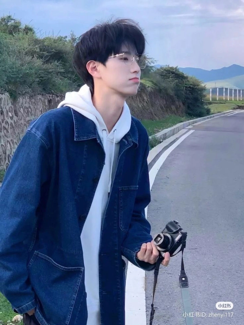 tạo dáng với máy ảnh nam